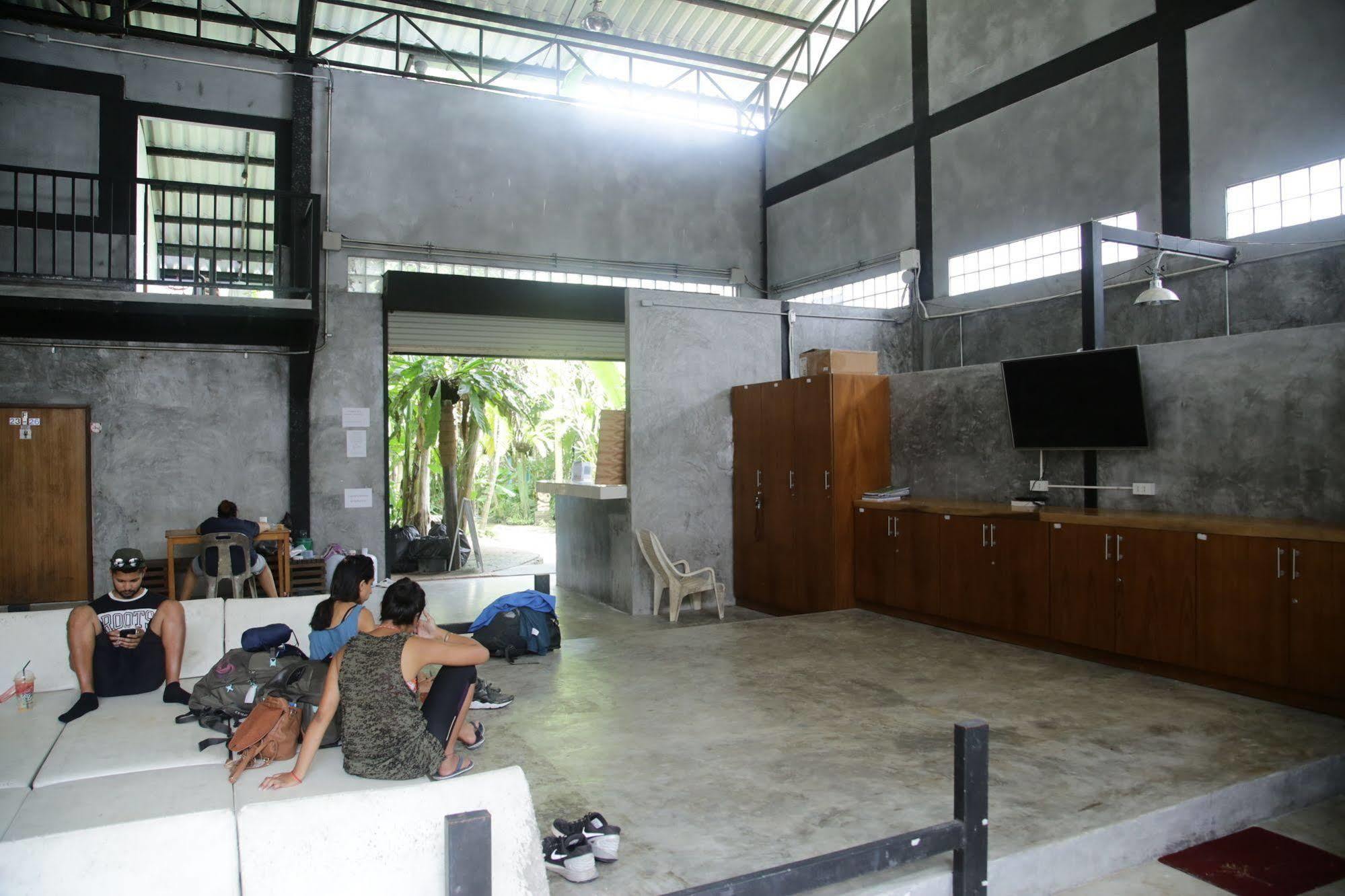Oyo 585 Freedom Hostel @ Phi Phi Exterior photo