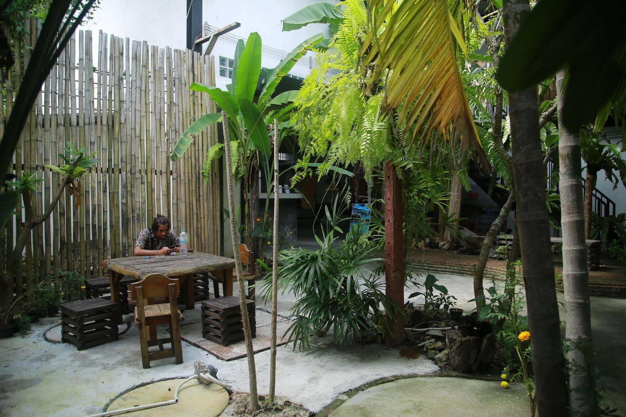 Oyo 585 Freedom Hostel @ Phi Phi Exterior photo